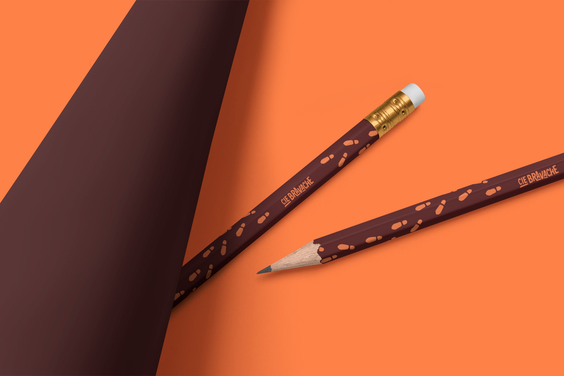 Deux crayons de papier avec le logo secondaire de la Compagnie Bravache